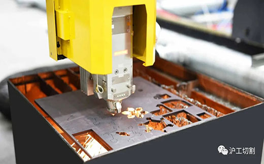 d88尊龙z610米大幅面龙门光纤激光切割机精细圆孔高品质切割